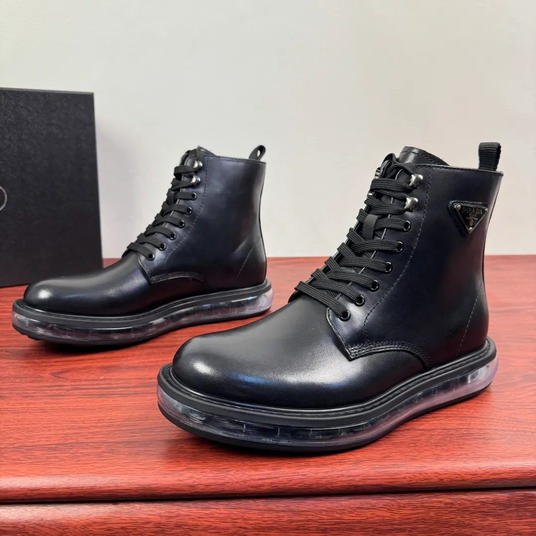 Batch 1020 Prada/Prada classic men's high-top air-cushion casual leather shoes, business formal leather shoes! Exclusive new air-cushion short boots for autumn and winter. Made in Guangdong, please pay attention to the details and pursue high quality. Italian original open-edge bead/matte calfskin styles are available. Low-key luxury, geometric tailoring, motorcycle imported from Germany, precision stitching, simple glossy surface, classic European and American style, clear water chestnuts, extended lace-up upper to better fit the shape of the foot, classic silver metal triangle logo details on the side, simple glossy surface, standard formal wear, full calfskin interior, exclusive gold label foot pads from P family, heel webbing heel, upper foot is stable and comfortable, original ultra-soft air cushion outsole, silver label PRADA letter logo decoration on the heel, rubber bottom layer wrapping, high comfort Excellent anti-slip performance, stitching technology, no slipping off the sole, more durable, 3.5CM thick sole, more adaptable, can enter and exit various occasions, fine workmanship, clear edges and corners of the shoe shape, perfect as a work of art, quality assurance, complete package! Size: 38-39-40-41-42-43-44 Leather shoe size Item number: 2TG242 Cowhide